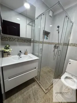 Moderno opremljeno kupatilo sa tuš kabinom, umivaonikom i toaletom. - image 16