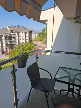 Namješten balkon sa stolom, stolicama i tendom. - image 9
