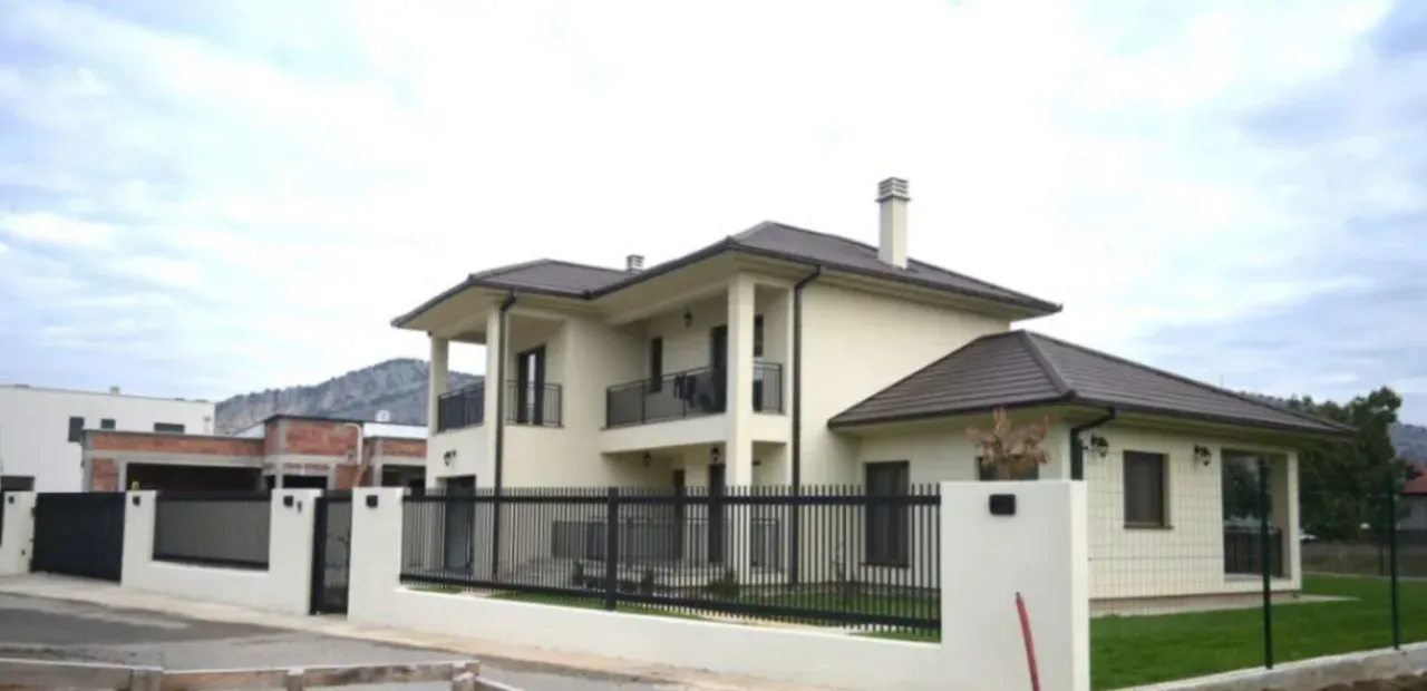 Sale, house, 212m², Tološi, Podgorica