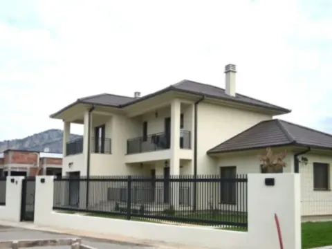 Sale, house, 212m², Tološi, Podgorica - image 1