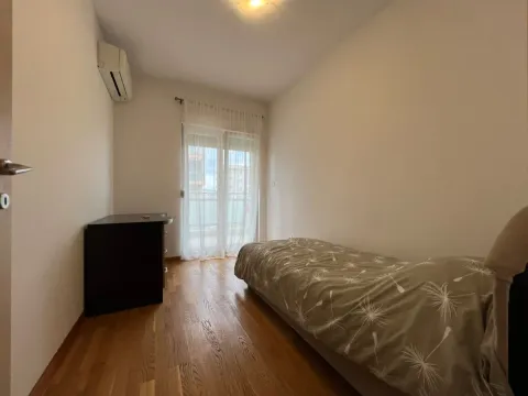 Izdavanje, trosoban stan, 120m², City Kvart, Podgorica - image 19