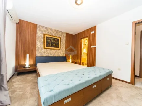 Izdavanje, trosoban stan, 200m², Gorica C, Podgorica - image 13