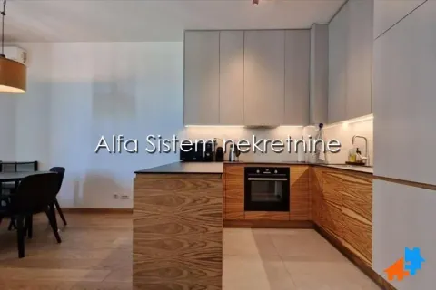 Moderna kuhinja sa drvenim elementima i ugrađenom rernom. - image 6