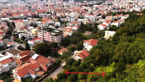 Pogled iz vazduha na zemljište sa okolnim urbanim naseljem i zelenilom. - image 2