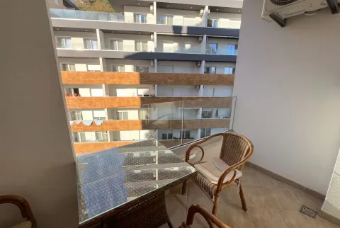 Namješten balkon sa garniturom za sjedenje i pogledom na susjedne zgrade. - image 4