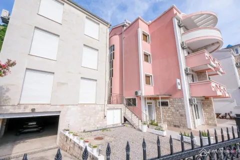View of the exterior of the building with a courtyard and entrance. - image 3