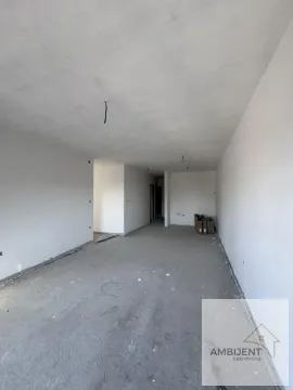 Prazna prostorija u neopremljenom stanu u izgradnji. - image 4