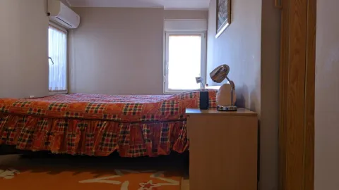 Jednostavna spavaća soba sa velikim krevetom i noćnim ormarićem. - image 27