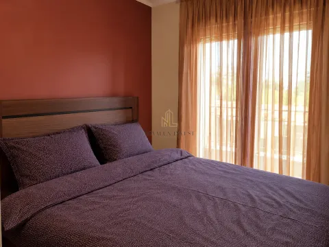 Bedroom with a double bed and a window with curtains. - image 4