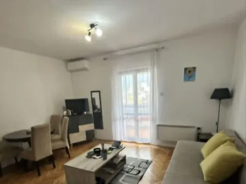 Izdavanje, garsonjera, 32m², Malo Brdo, Podgorica