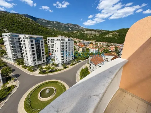 Pogled sa terase na okolne zgrade, kružni tok i planine u pozadini. - image 9