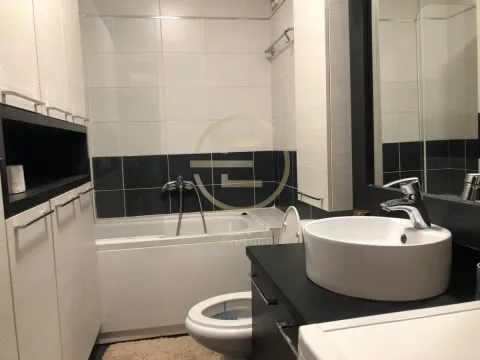 Moderno kupatilo sa kadom, umivaonikom i ugrađenim elementima. - image 9