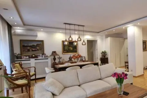 Prostrani dnevni boravak sa garniturom, trpezarijskim stolom i dekorativnim osvetljenjem. - image 6