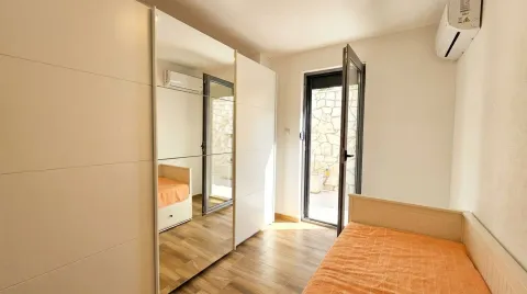 Manja spavaća soba sa krevetom, velikim garderoberom i izlazom na spoljni prostor. - image 15