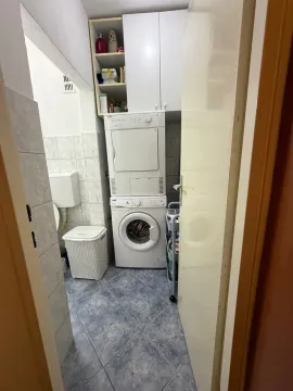 Kupatilo sa veš mašinom, sušilicom i ugradnim elementima. - image 5