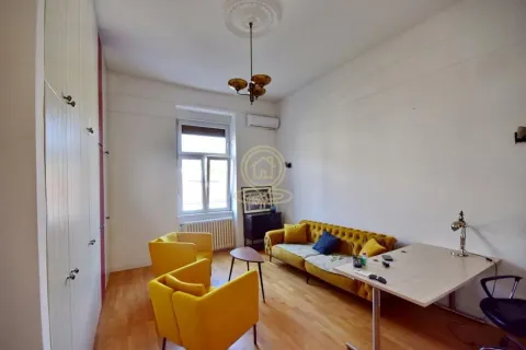 Dnevna soba sa garniturom, žutim foteljama i radnim stolom. - image 5