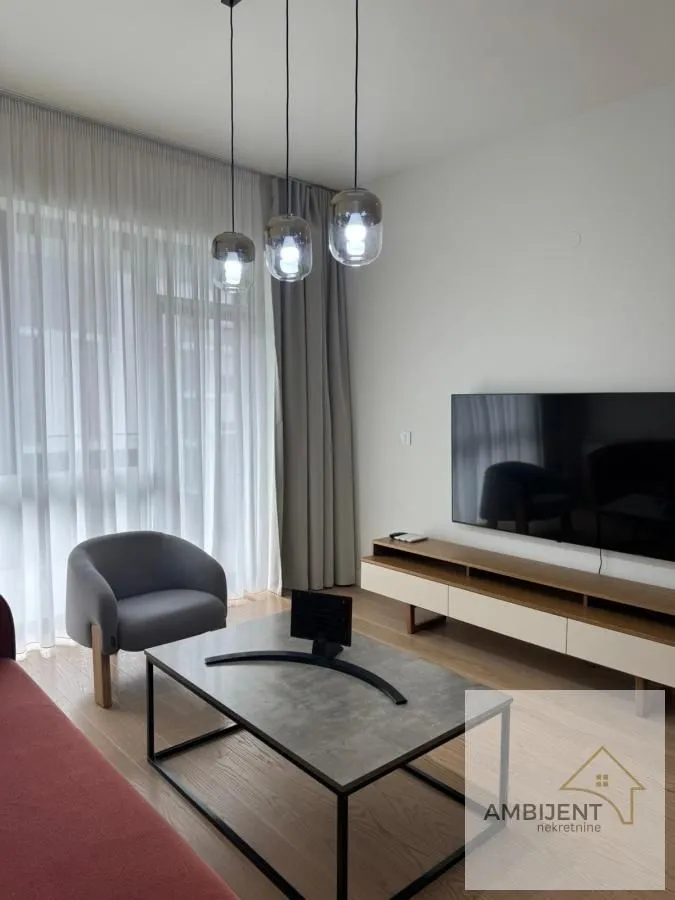 Izdavanje, trosoban stan, 72m², Savski Venac, Beograd