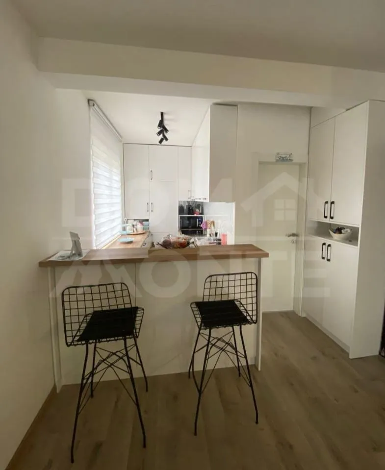 Izdavanje, trosoban stan, 100m², Tivat, Crna Gora