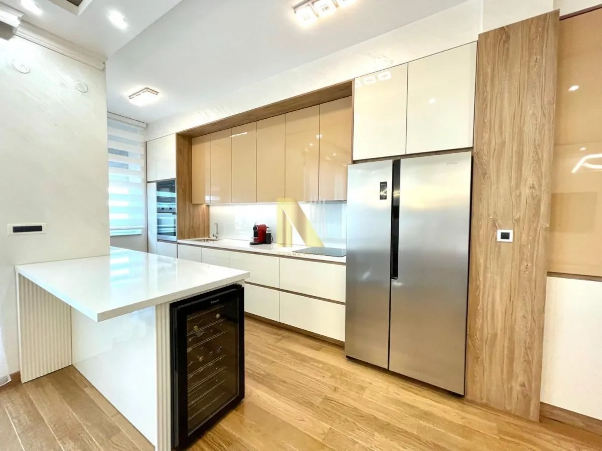Izdavanje, četvorosoban stan, 140m², Sajmište, Novi Sad