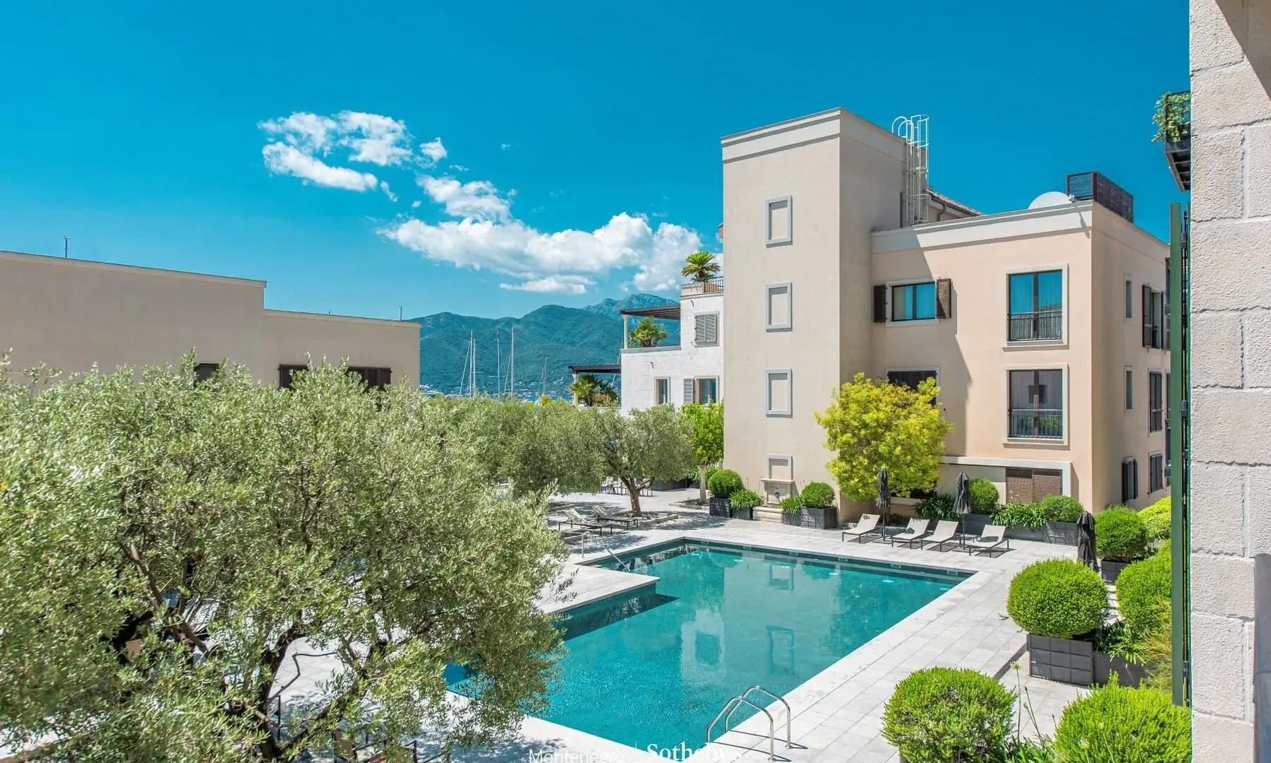 Izdavanje, dvosoban stan, 148m², Porto Montenegro, Tivat