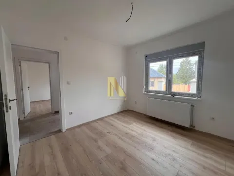 Prazna soba sa laminatom, belim zidovima i prozorom. - image 11