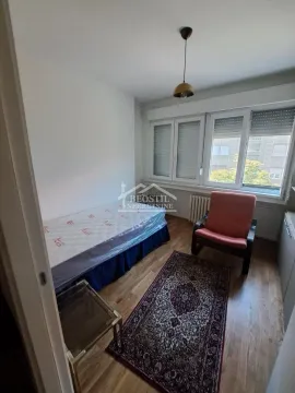 Manja spavaća soba sa krevetom, foteljom i prozorom. - image 14