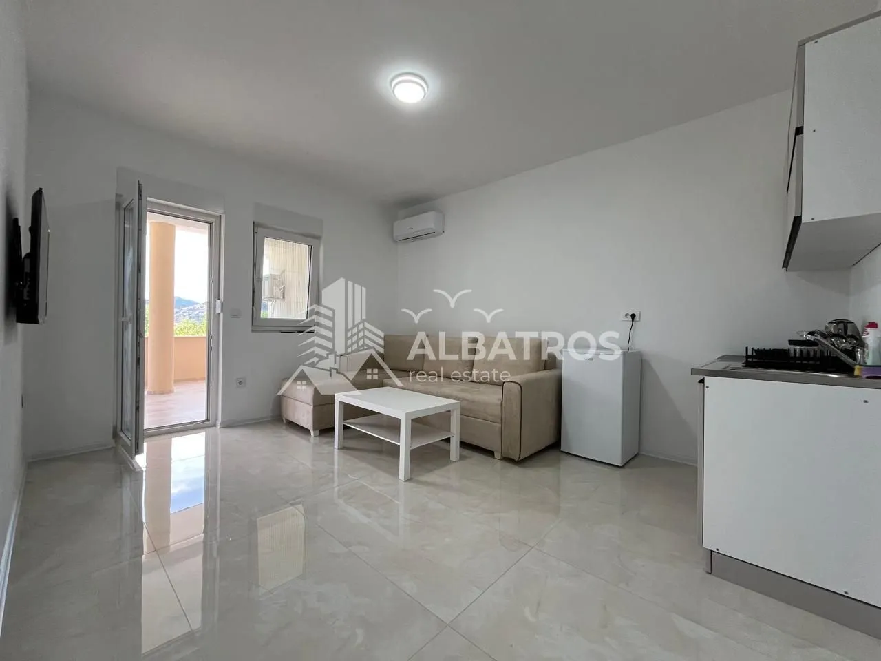 Living room with a sofa set and a kitchenette.