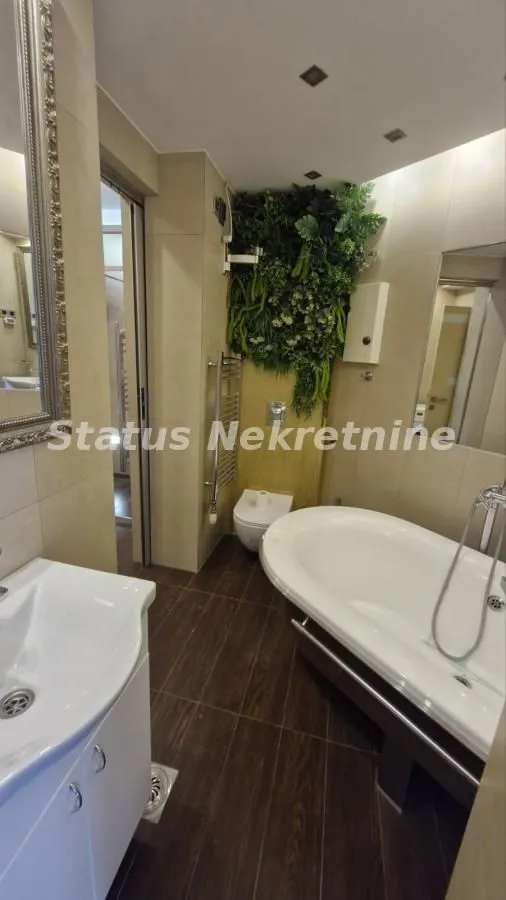 Izdavanje, četvorosoban stan, 116m², Novi Sad, Srbija
