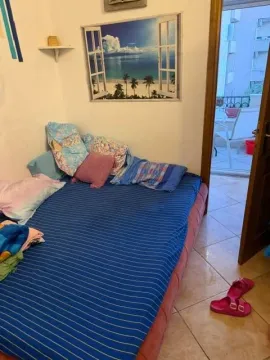 Manja spavaća soba sa krevetom i izlazom na terasu. - image 4
