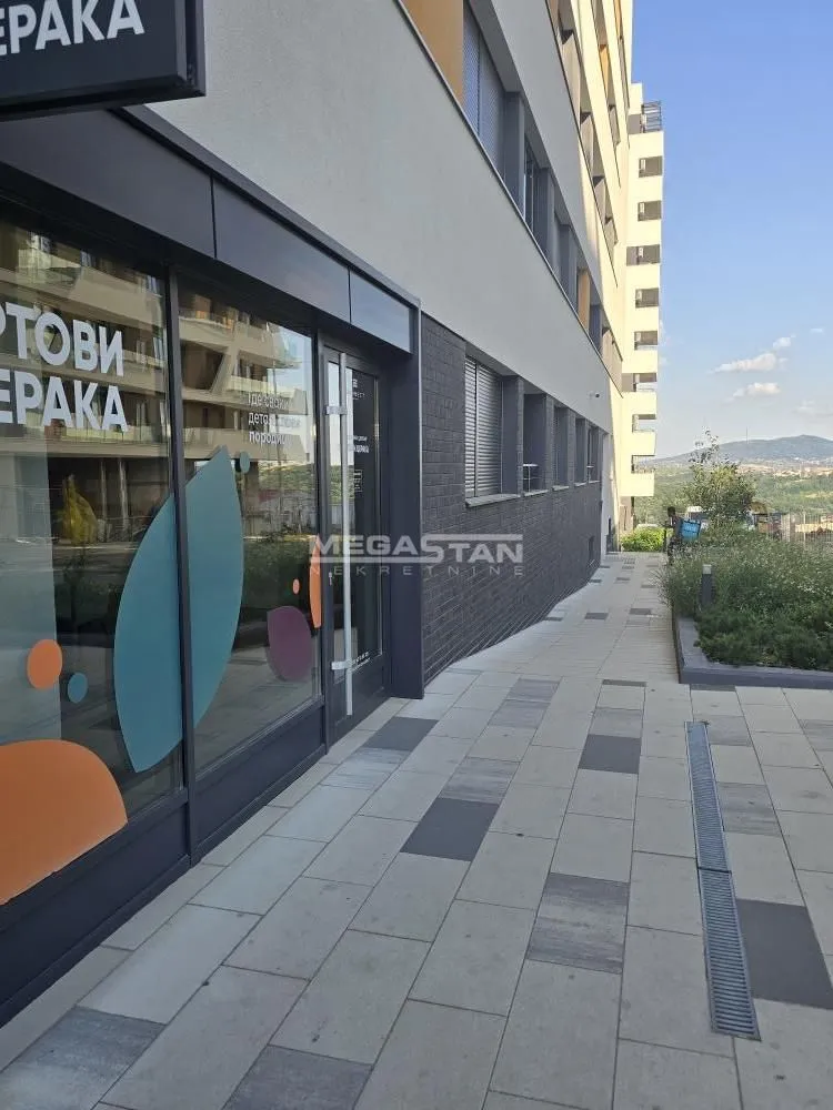 Pogled na spoljašnjost zgrade i prilaz poslovnom prostoru.