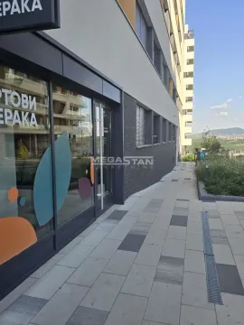 Pogled na spoljašnjost zgrade i prilaz poslovnom prostoru. - image 20