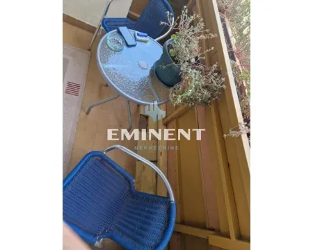 Manji balkon opremljen stolom i dve stolice. - image 14