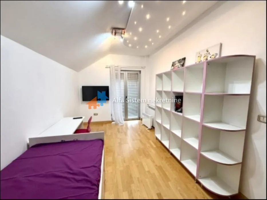 Izdavanje, kuća, 200m², Surčin, Beograd