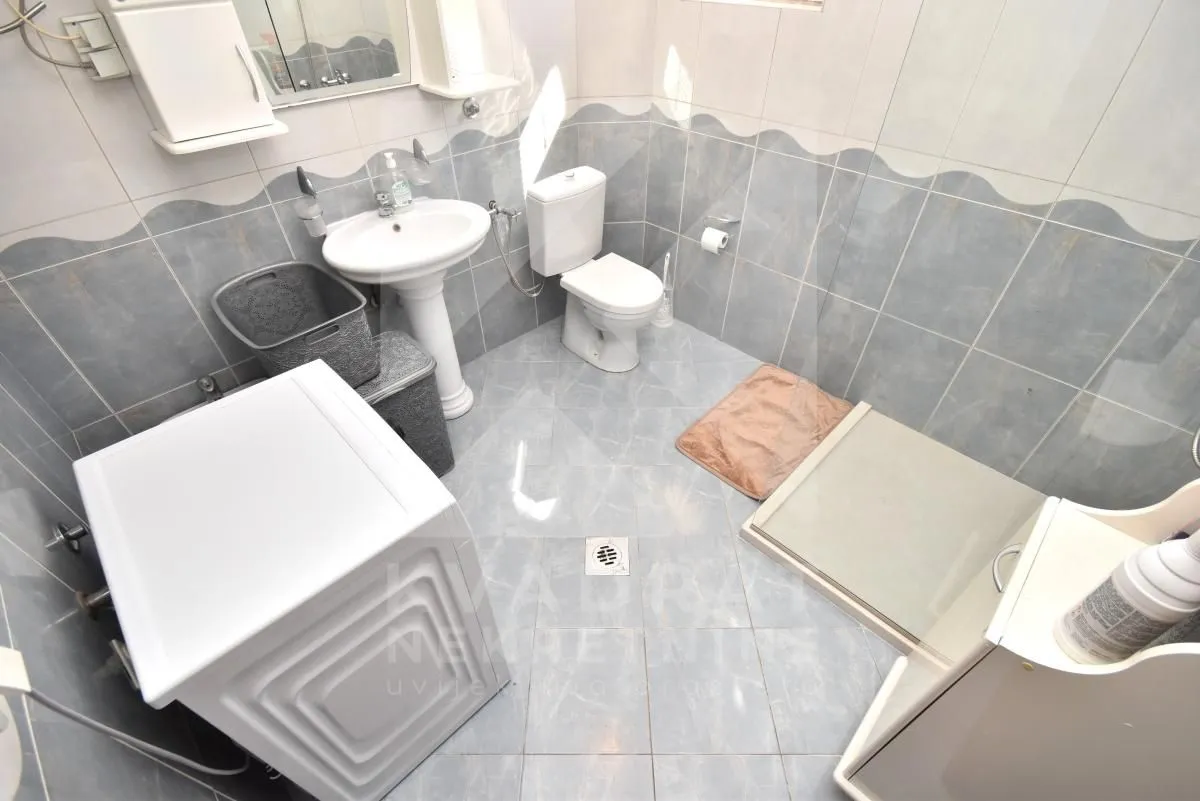 Izdavanje, četvorosoban stan, 160m², Tološi, Podgorica