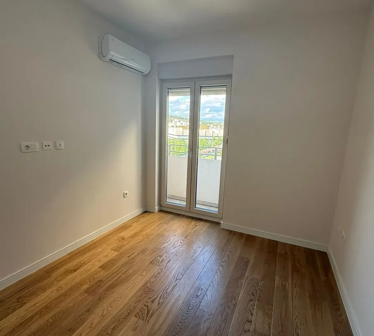 Izdavanje, dvosoban stan, 74m², Central Point, Podgorica