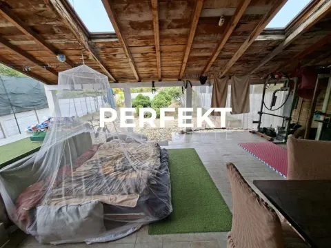Natkrivena terasa sa drvenom krovnom konstrukcijom i krevetom sa mrežom protiv komaraca. - image 18
