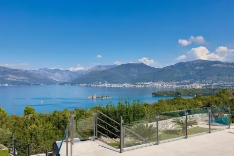 Sea and mountain view from the terrace. - image 15