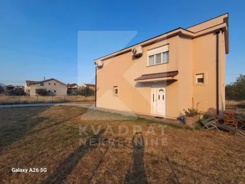 Pogled na spoljašnjost kuće sa dvorištem i ulaznim vratima. - image 4