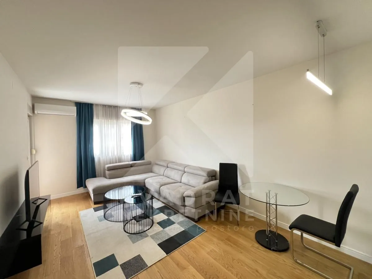 Izdavanje, jednosoban stan, 49m², Central Point, Podgorica