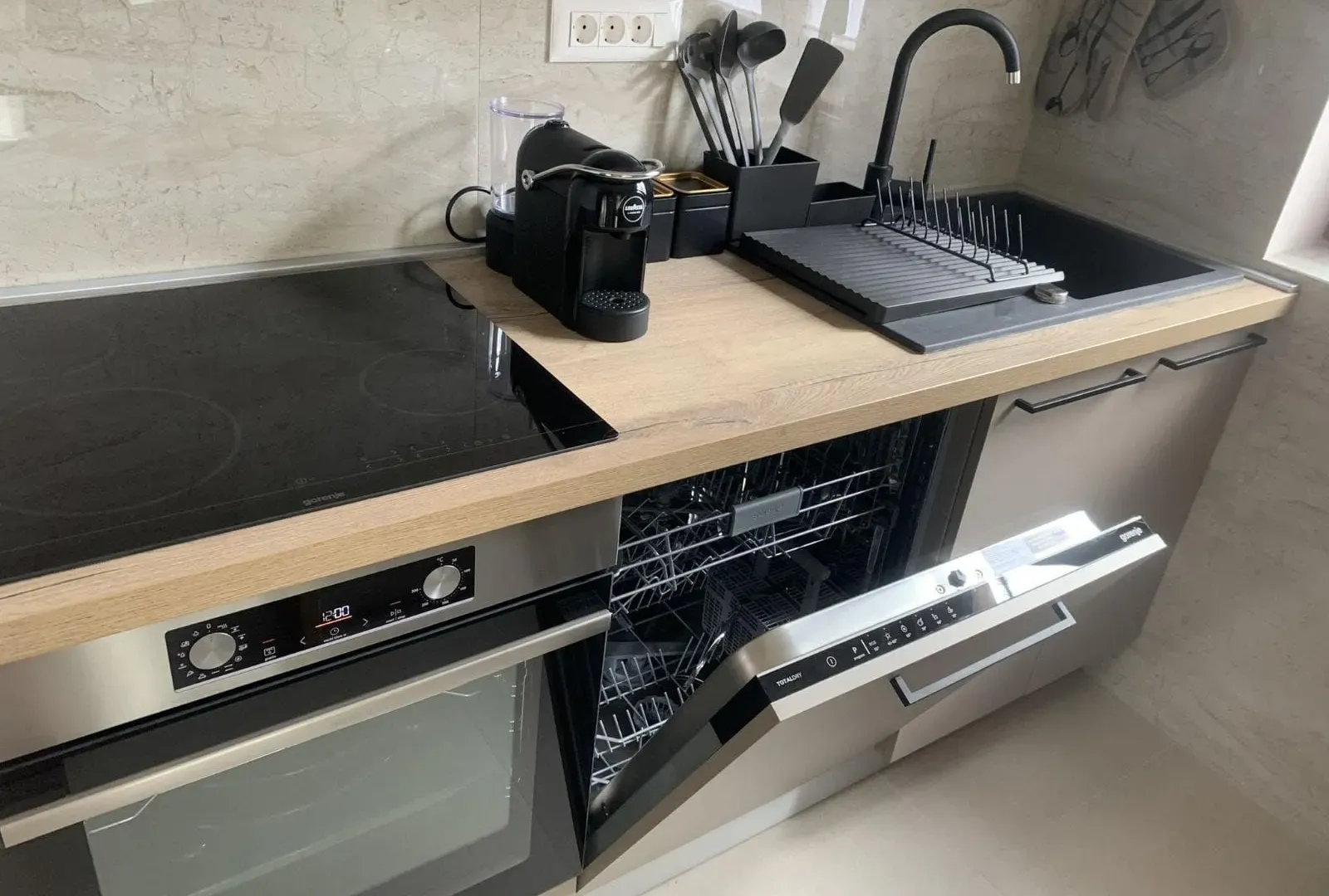 Izdavanje, dvosoban stan, 70m², Dobrota, Kotor