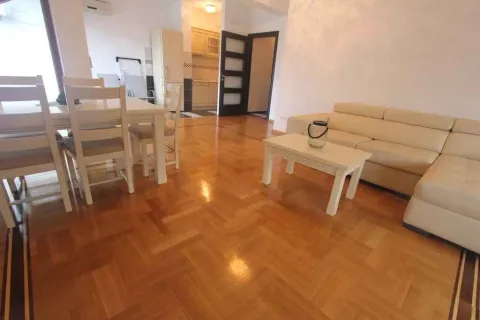 Svijetla dnevna soba sa trpezarijskim stolom i kožnom garniturom. - image 31