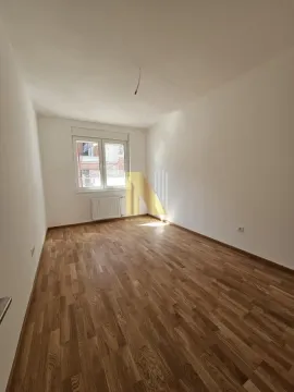 Prazna soba sa parketom i prozorom. - image 7