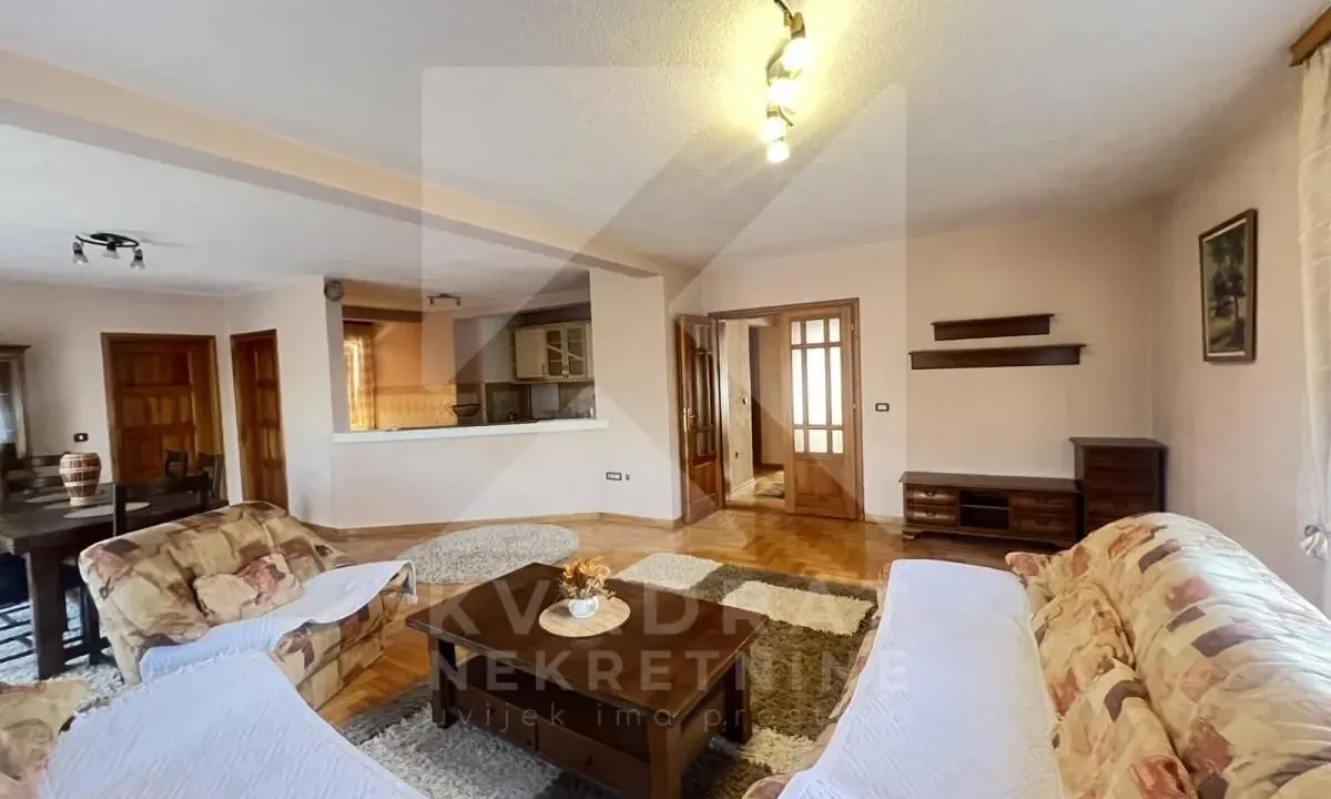 Izdavanje, trosoban stan, 150m², Stari Aerodrom, Podgorica