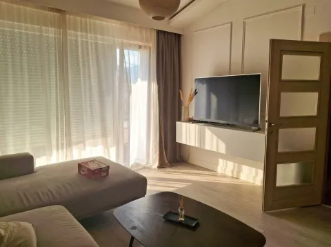 Dnevna soba sa garniturom, televizorom i izlazom na terasu. - image 5