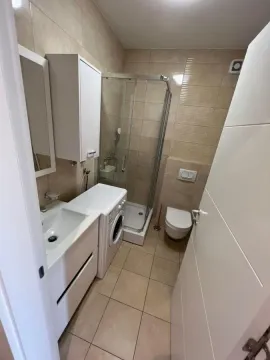 Kupatilo opremljeno tuš kabinom, umivaonikom i veš mašinom. - image 11