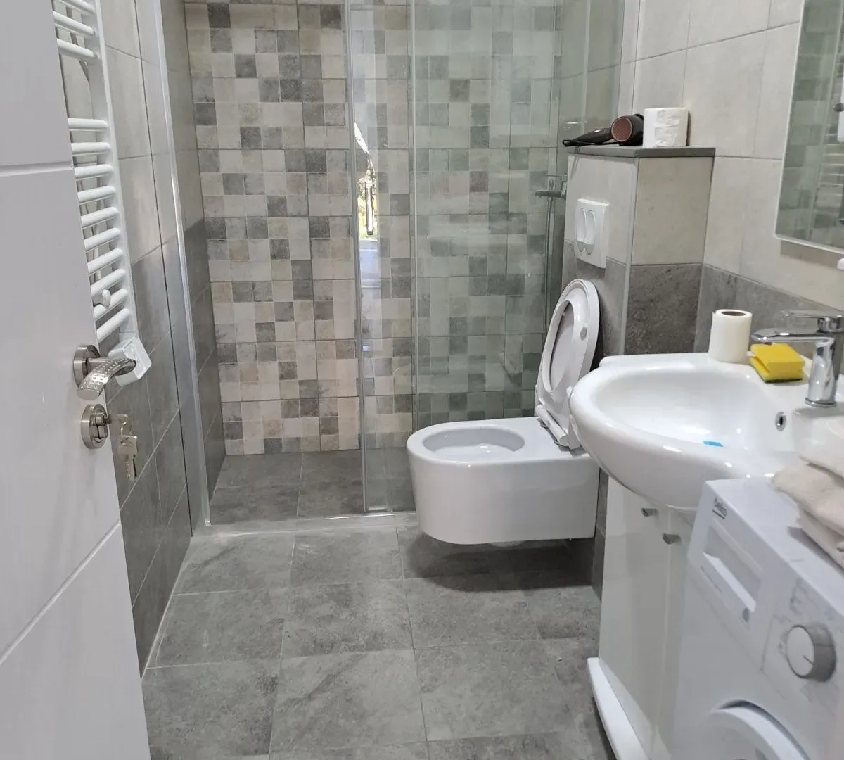 Izdavanje, jednosoban stan, 47m², Kalimanj, Tivat