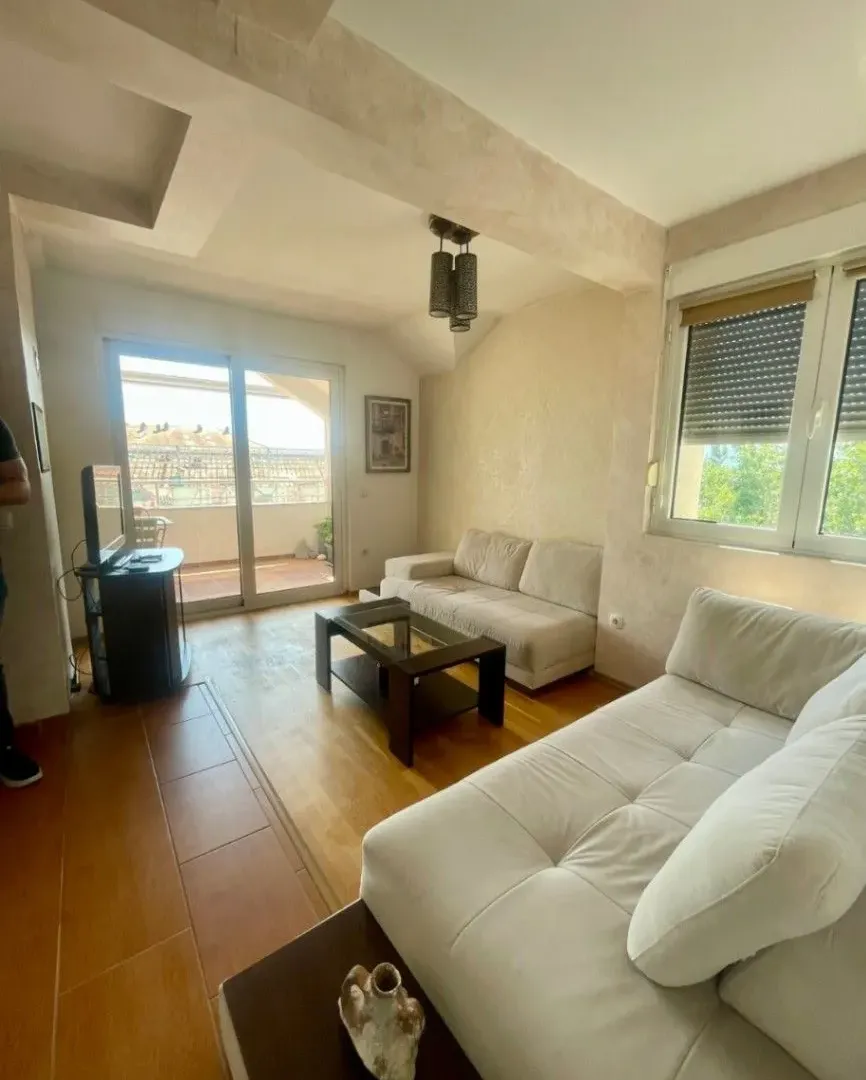 Izdavanje, dvosoban stan, 82m², Centar, Tivat