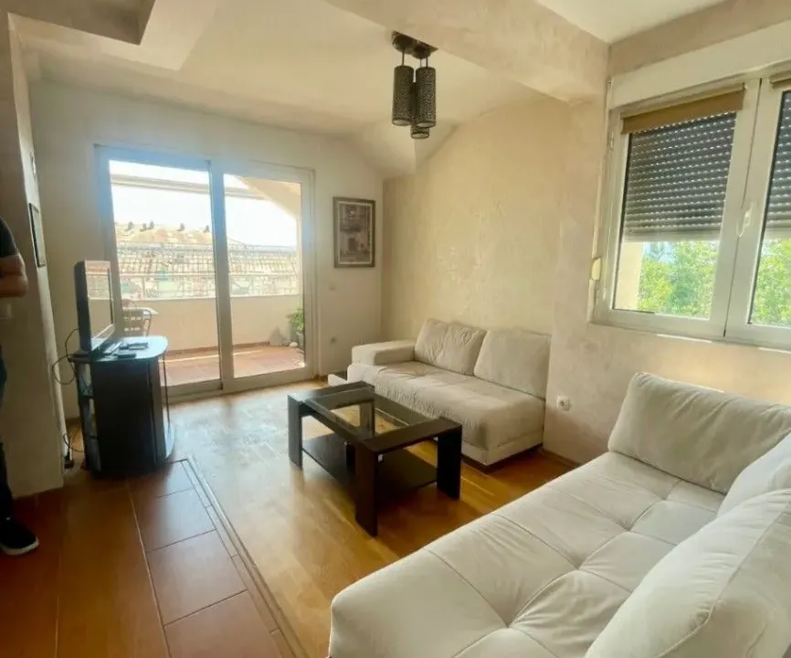 Izdavanje, dvosoban stan, 82m², Centar, Tivat