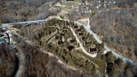 Arhitektonski vizuelni prikaz turističkog kompleksa sa drvenim kućicama u šumi. - image 2