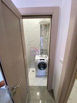 Pogled iz hodnika na manje kupatilo sa veš mašinom. - image 7